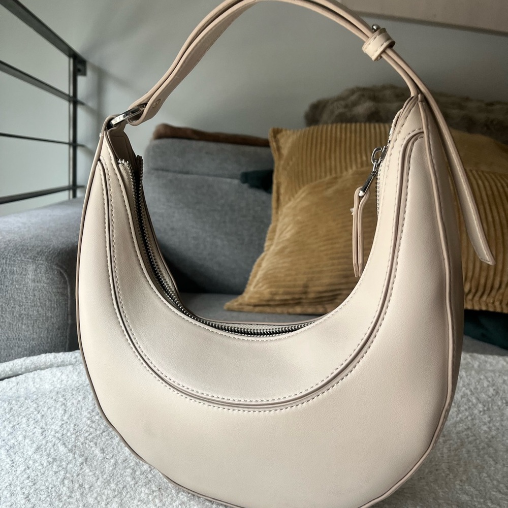 Mango Oval Shoulder Bag (off-white)